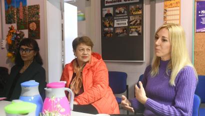 Bild: Gabi Schönberger
Ein Treffen im Verein „Neue Zeiten“: Liudmyla Kovtun (links) und Mariia Tymoshenko erzählen, wie sie mithilfe des Vereins in Weiden Fuß fassen konnten.