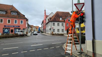 Bild: rw
Um die defekte Ampelanlage in Erbendorf musste sich das Staatliche Bauamt Amberg-Sulzbach Ende Januar kümmern. Nur ein paar Wochen später, regelt eine neue Anlage den Verkehr.