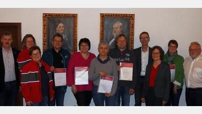 Bild: mfh
Blutspenderehrung in der Verwaltungsgemeinschaft Neukirchen: (von links) Bürgermeister Reiner Pickel (Weigendorf), Dagmar Thümmler, Elisabeth Rattai (beide BRK-Ortsverband), Ralf Seitz, Monika Pilhofer, Irmgard Hauenstein, Gerhard Weber, Bürgermeister Peter Achatzi (Neukirchen), Zweite Bürgermeisterin Lydia Zahner (Etzelwang), Katharina Gottschalk, Gerhard Frind (BRK-Kreisverband).