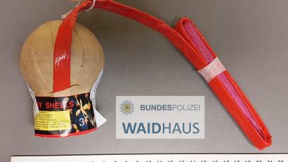 Bild: Bundespolizei Waldsassen/exb
Zwei Brüder wollten diese Kugelbombe mit enormer Sprengwirkung und mehrere Waffen nach Deutschland schmuggeln.