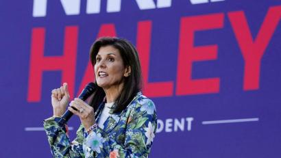 Bild: Meg Kinnard/AP/dpa
Die republikanische Präsidentschaftsbewerberin Nikki Haley spricht bei einer Wahlkampfveranstaltung in Beaufort im US-Bundesstaat South Carolina.