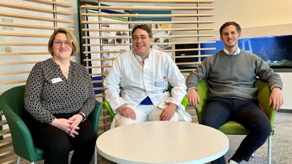 Bild: Hasenbank/exb
Gerlinde Simon, hier im Bild mit Dr. Christian Glöckner (Mitte) und Felix Sasse (rechts), ist neue Pflegedienstleiterin an der Asklepios Klinik Oberviechtach.