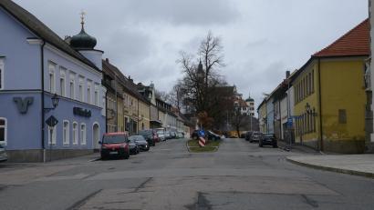 Bild: bey
Am Beginn der Pleysteiner Marktplatzes soll nach der Sanierung ein Baumtor entstehen und als optische Abgrenzung dienen.