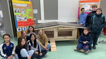 Bild: Christian Schreiner/exb
Die Schüler sind stolz auf ihr fertiges Projekt.