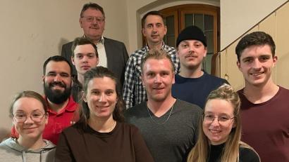 Bild: Christian Renner
Die Kirwagemeinschaft Sorghof wählt einen neuen Vorstand (vordere Reihe, von links): Amelie Nutz, Vanessa Heidenreich und Deborah Burger; zweite Reihe (von links): Martin Wölker, Vorsitzender Manuel Heidenreich und Andreas Stinner; dritte Reihe (von links): Johannes Dorner und Jakob Nutz; vierte Reihe (von links): Bürgermeister Hans-Martin Schertl und Manuel Plößner