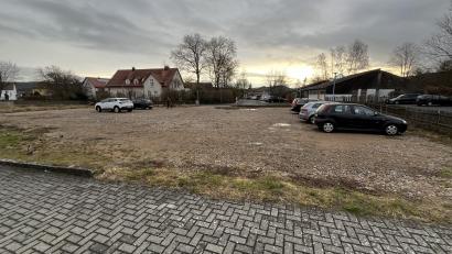 Bild: sns
Auf dem Grundstück an der Frühlingstraße 4 soll die zweigruppige Kinderkrippe gebaut werden. Derzeit wird das Grundstück als Parkplatz genutzt.