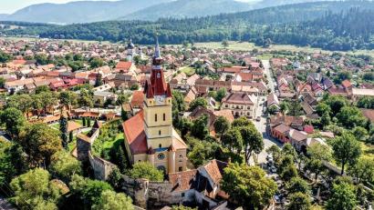 Bild: Gemeinde Cristian Neustadt/exb
Die Kirchenburg bestimmt das Bild von Cristian/Neustadt im Burzenland in Rumänien, das im August Gäste aus den beiden Neustädten im gleichnamigen Landkreis und aus ganz Europa empfängt.