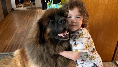 Bild: Andrea Stoiber/exb
"Beppe" , hier mit der kleinen Lena, ist vermutlich an einer Vergiftung gestorben.