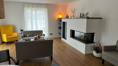 Bild: ihl
Im Wohnzimmer können es sich Gäste mit ihren Familien bequem machen. Auch eine Küche ist für sie eingerichtet.