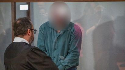 Bild: Daniel Vogl/dpa
Der Angeklagte bespricht sich im Gerichtssaal mit seinem Rechtsanwalt.