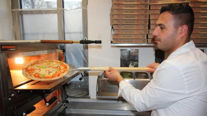 Bild: kro
Ufuk Akkaya holt in seinem Bistro „La Toscana“ in der Raiffeisenpassage in Waldsassen eine Pizza aus dem Ofen. Ab März will er zur Abwechslung Burger anbieten.