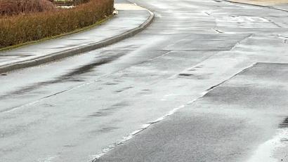 Bild: Peter König/exb
Die Schulstraße in Neusorg ist "abgewirtschaftet", wie Bürgermeister König sagte.
