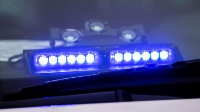 Symbolbild: Lino Mirgeler/dpa
Die Polizei Weiden ermittelt. Jemand hat am Hammerweg eine Autoscheibe eingeschlagen.