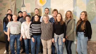 Bild: lei
Die aktuelle Truppe des Theatervereins Edelsfeld mit Regisseurin Michaela Seitz sowie den Souffleusen Brigitte Kogelbauer und Hedwig Ertl.