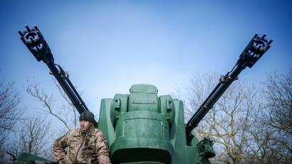 Bild: Kay Nietfeld/dpa
In Deutschland ausgemustert, in der Ukraine heißbegehrt: Ein Gepard Flugabwehrkanonenpanzer steht mit seiner Besatzung in einer Stellung östlich von Odessa. Der von Deutschland gelieferte Panzer wird hier zur Abwehr von feindlichen Drohnen, Flugzeugen oder Hubschraubern eingesetzt.