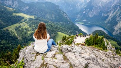 Symbolbild: Benjamin Nolte/dpa
Oft zieht es Reisende dorthin, wo sie schon mal waren. Und wer würde nicht immer wieder zu dieser Aussicht auf den Königssee und die Berchtesgadener Alpen zurückwollen?
