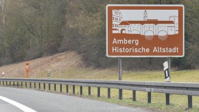 Bild: Petra Hartl
Tourismus-Werbung an der Autobahn: Amberg macht mit so einem Schild in der Nähe der A6-Ausfahrt Amberg-West auf seine "historische Altstadt" aufmerksam.