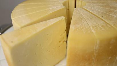 Bild: Judith Zeitler/exb
Konfektionierung: Ein Käselaib wird in gleichmäßige Stücke zerteilt. Denn wer braucht heutzutage schon einen ganzen Fünf-Kilogramm-Laib?