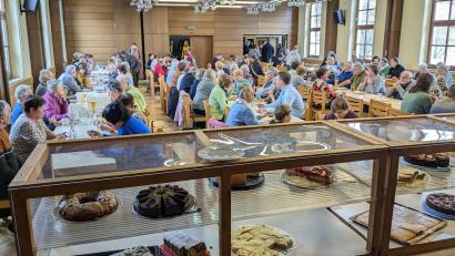 Bild: Pfarrgemeinderat Mitterteich/exb
Großes Interesse fand das diesjährige Fastenessen der Pfarrei Mitterteich im Josefsheim. Nach der Suppe wurden auch Kaffee und Kuchen angeboten.