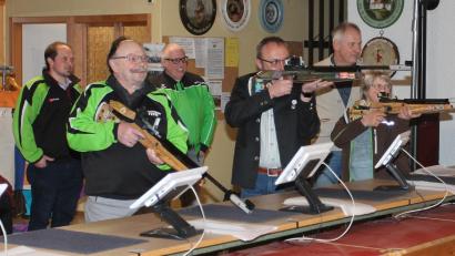 Archivbild: pi
Sportleiter Rudolf Grundler jun. und Schützenmeister Rudolf Grundler sen. (von links) freuen sich schon auf das Jubiläums- und Gauschießen in Waidhaus.