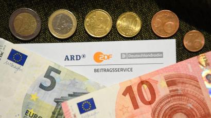 Bild: Nicolas Armer/dpa
Bisher kostet der Rundfunkbeitrag 18 Euro und 36 Cent. Das wird sich ändern.