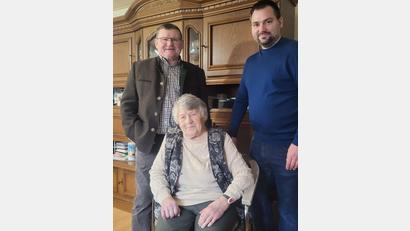 Bild: bey
Rosa Kres feiert ihren 95. Geburtstag. Dazu gratuliert Bürgermeister Sebastian Hartl (rechts) seiner Großmutter, Marktgemeinderat Gerhard Kres (links) seiner Mutter.