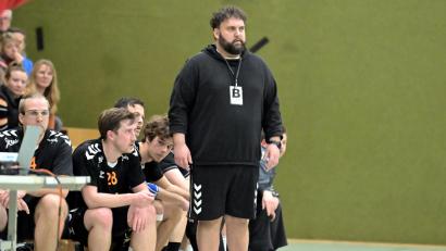 Archivbild: Hubert Ziegler
Christof Heiduk (stehend), Trainer der HG Amberg, sieht sein Team in Erlangen in der Außenseiterrolle.