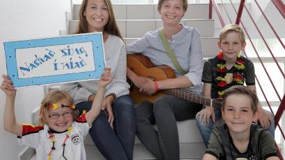 Bild: Steinbacher, Wolfgang
Carola Helm (links) und Daniela Ludwig schreiben einen WM-Song und singen ihn gemeinsam mit Pauline, Jonathan und Nepomuk (von links) ein.