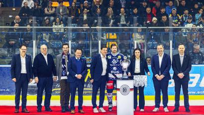 Bild: Werner Moller
Vor dem letzten Hauptrunden-Heimspiel wurden die Blue Devils von Vertretern des Deutschen Eishockey-Bundes (DEB) als Meister der Oberliga Süd geehrt: Von links: Franz Vodermeier (Geschäftsführer Blue-Devils-Spielbetriebs-GmbH), Thomas Siller (Vorsitzender 1. EV Weiden), Stephan Oetzinger (Landtagsabgeordneter), Jens Meyer (Oberbürgermeister der Stadt Weiden), Claus Gröbner (DEB-Generalsekretär), Kapitän Dennis Thielsch, Sabrina Melischko (Angestellte in der Geschäftsstelle der Blue Devils), Nicholas Rausch (stellvertretender DEB-Generalssekretär) und Jürgen Rumrich (Sportlicher Leiter der Blue Devils).