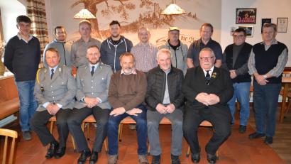 Bild: gi
Josef Schafbauer (vorne, Zweiter von rechts) wurde als Vorsitzender und Georg Frischholz (vorne, Mitte) zum Stellvertreter der KSK Tröbes gewählt. Kreisvorsitzender Richard Berger (vorne, rechts) sowie Oberleutnant Markus Wagner (Zweiter von links) und Kompaniefeldwebel Jürgen Wölfel (links) gratulierten.