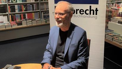 Bild: Susanne Schwab
Mit seinem Buch "Aenne und ihre Brüder" war Reinhold Beckmann auf Einladung der Buchhandlung Rupprecht in Amberg zu Gast. Am Ende der Lesung war Reinhold Beckmann gerne bereit, die Bücher seiner Zuhörer zu signieren, sich gemeinsam fotografieren zu lassen und auch das eine oder andere persönliche Wort zu wechseln.