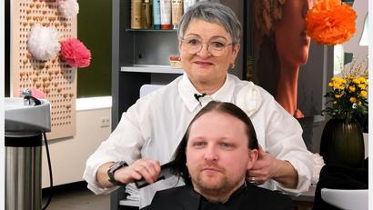 Bild: Peter Ringeisen
Auch an ihrem Ehrentag trat Marie-Luise Brunner als Friseurin in Aktion – in erster Linie der Bilder wegen und um dabei interviewt zu werden.