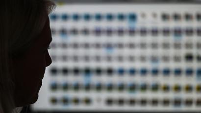 Symbolbild: Arne Dedert/dpa
Eine Vielzahl von Bildern und Videos, die den sexuellen Missbrauch von Kindern und Jugendlichen zeigten, hatte die Polizei auf einem Computer und einem Handy des Angeklagten gefunden.