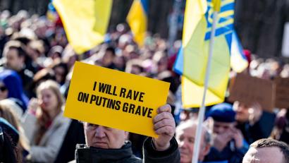 Bild: Fabian Sommer/dpa
Anlässlich des zweiten Jahrestags der russischen Angriffskriegs auf die Ukraine finden in Deutschland vielerorts Aktionen und Kundgebungen in Solidarität mit der Ukraine statt - wie hier am Brandenburger Tor in Berlin.