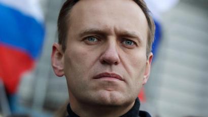 Bild: Pavel Golovkin/AP/dpa
Der am 16. Februar in einem russischen Straflager gestorbene Oppositionsführer Alexej Nawalny bei einem Gedenkmarsch für den 2015 ermordeten Kremlkritiker Boris Nemzow.