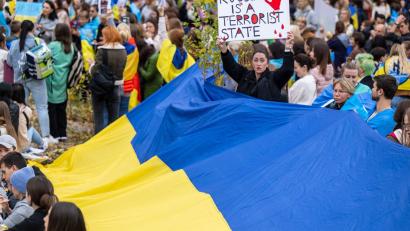 Bild: Peter Kneffel/Deutsche Presse-Agentur GmbH/dpa/Archivbild
Frauen, Männer und Kinder nehmen mit Fahnen und Transparenten an einer spontanen Kundgebung vor der bayerischen Staatskanzlei angesichts der Lage in der Ukraine teil.