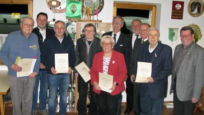 Bild: R. Kreuzer
Ehrungen standen auf der Tagesordnung bei der Jahreshauptversammlung der Schützengesellschaft Rehbühl: Dieter Strößner, Stefan Gollwitzer, Werner Friedmann, Hans Werner Deisel, Sieglinde Rehm, Josef Binner, Karl Schmid, Franz Fuhrmann, Ludwig Friedmann, Herbert Tischler (von links).