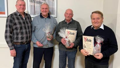 Bild: Reinhard Heldmann/exb
Der Vorsitzende der Krippenfreunde Reinhard Heldmann (von links) mit den Geehrten Karl-Heinz Eckert, Adolf Birner und Günter Schaller.