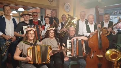 Bild: rab
Die musikalischen Freunde boten den Gästen im vollbesetzten Gasthof Glaser Hochgenuss für die Ohren.