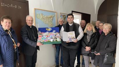 Bild: Pfarramt Tirschenreuth/exb
Bischof Rudolf Voderholzer (Zweiter von links) empfing die Tirschenreuther Krippenfreunde in Regensburg. Kaplan Roman Rodriguez (Sechster von rechts) überreichte dem Gastgeber eine Papierkrippe, die er im Advent mit den Kommunionkindern gebaut hatte. Rechts Vorsitzende Marianne Stangl.