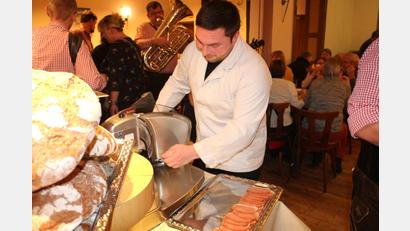 Archivbild: do
Omas Wurstschneidmaschine kommt zum Einsatz, um beim Bayerischen Abend den Räucherschinken hauchdünn zu schneiden.