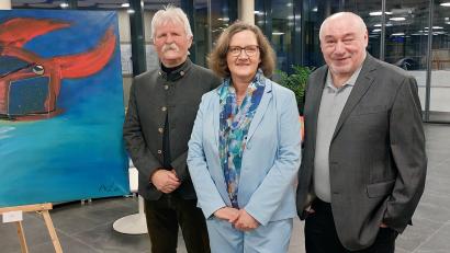 Bild: gmü
Von links: Künstler Arlan Birner, Christine Schmid, Organisatorin der Firma BHS und Jakob Reitz, langjähriger Begleiter des Künstlers bei der Vernissage in der Firma BHS in Weiherhammer.