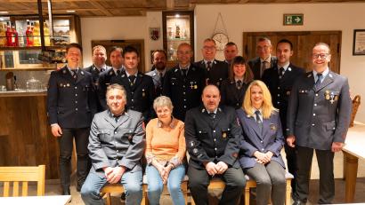 Bild: Jakob Czepa/Feuerwehr Griesbach/exb
Neuwahlen standen bei der Feuerwehr Griesbach auf der Agenda. Im Bild die alte und neue Vorstandschaft mit den geehrten Mitgliedern.