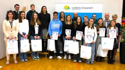 Bild: Hirsch
Der Landkreissportverband ehrte seine erfolgreichen Sportler und überreichte ihnen Urkunde und Geschenk. Das Bild zeigt die Einzelmeister in der Kategorie "Silber".