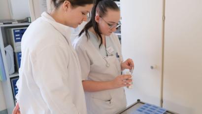 Bild: Klinikum/Dietl/exb
Zwei Auszubildende, die sich am Projekt "Schüler leiten eine Station" am Amberger Klinikum beteiligen, bereiten Medikamente für Patienten vor.