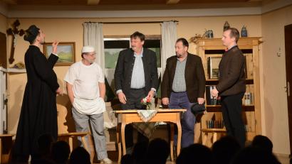 Bild: bey
Pfarrer Heizinger (Michael Simmerl), die "drei Dorfheiligen" Bäckermeister Peter Söllbeck (Richard Beer), Bürgermeister Simon Hilgermoser (Erwin Bösl), Wagnermeister Quirin Riedlechner (Edwin Funk, von links) und Lehrer Martin Furtner (Peter Bäumler) besprechen das weitere Vorgehen mit den ominösen Briefen der "schwarzen Resi".