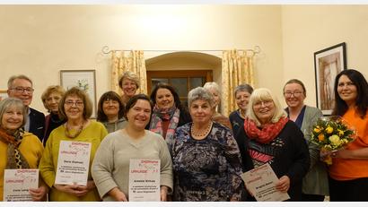 Bild: A. Lingl/exb
Die für ihre langjährige Mitgliedschaft geehrten Mitglieder von "CHORisma", die neu gewählte Vorstandschaft und die Ehrengäste der Versammlung.