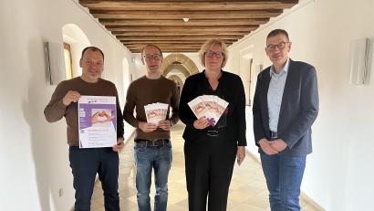Bild: Christine Hollederer/exb
Vier Bildungsträger, ein gemeinsames Programm rund um den Weltfrauentag (von links): Christian Irlbacher (Katholische Erwachsenenbildung), Thomas Rode (vhs Amberg-Sulzbach), Bettina Hahn (Evangelisches Bildungswerk Oberpfalz) und Reiner Volkert (vhs Amberg).