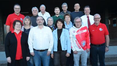 Bild: dob
Josef Maier (links), Vorsitzender des FC Bayern Fanclubs ehrte bei der Jahreshauptversammlung viele langjährige Mitglieder. Er überreichte silberne und bronzene Ehrennadeln für 40- und 25-jährige Zugehörigkeit.