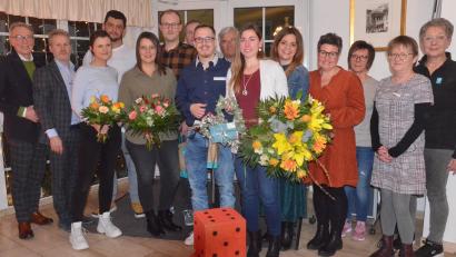 Bild: Kunz
Die Gewinner der Weidener Hochzeitswochen stehen fest. Kerstin Schemmel und Christopher Bär (vorne Mitte) aus Weiden freuen sich über Gutscheine im Wert von 2500 Euro.